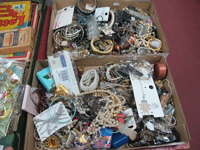 Lot 1072 - Costume Jewellery, to include bangles,...