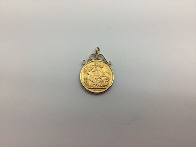 Lot 449 - 1914 George V Gold Sovereign, in a 9ct gold...