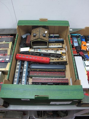 Lot 338 - Fourteen 'OO' Gauge/4mm Unboxed MKI Coaches, L....