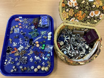 Lot 95 - A Collection of Costume Jewellery, to include...