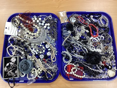Lot 14 - A Mixed Lot of Assorted Costume Jewellery, in...