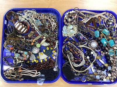 Lot 96 - A Mixed Lot of Assorted Costume Jewellery, in...
