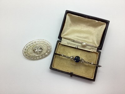 Lot 153 - A Pearl Set Bar Brooch, on plain white bar...
