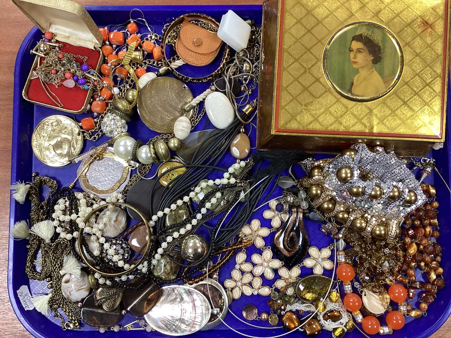 Lot 25 - A Collection of Costume Jewellery, in hues of...