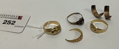 Lot 252 - An Antique Cluster Ring, (stones missing /...
