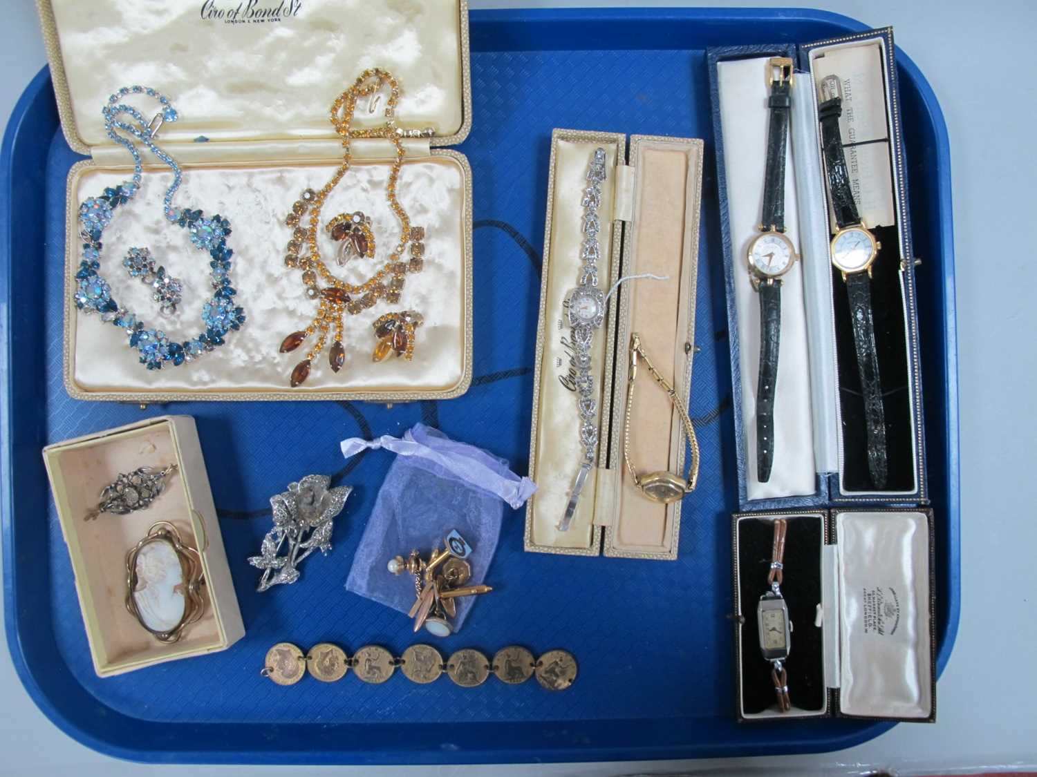 Lot 32 - Gucci; A Modern Ladies Wristwatch, serial...