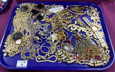 Lot 19 - Assorted Gilt Metal Costume Jewellery,...