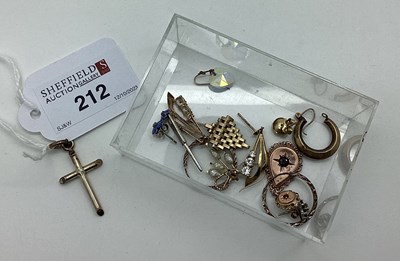 Lot 212 - A Pair of Modern 9ct Gold Earrings, with claw...