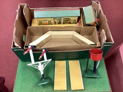 Lot 365 - A Quantity of Post War Hornby 'O' Gauge...