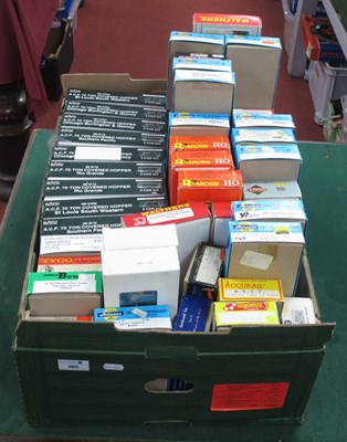 Lot 360 - Forty 'HO' Gauge Boxed U.S.A Outline Items of...