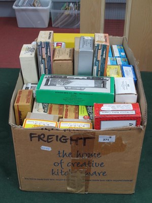 Lot 371 - Forty 'HO' Gauge Boxed U.S.A Outline Items of...
