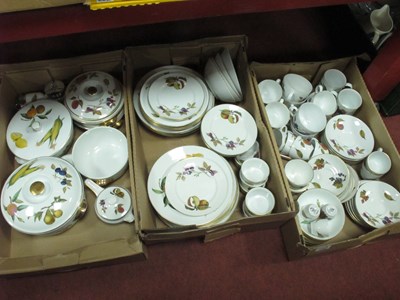 Lot 1035 - Worcester 'Evesham' Table Pottery, of over 100...