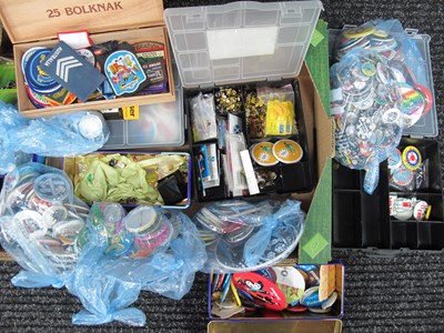 Lot 1003 - Badges, large quantity in tin, plastic, metal,...