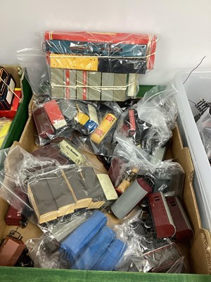 Lot 11 - OO gauge rolling stock and coaches, loose,...