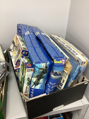 Lot 17 - Plastic model kits from Airfix, Revell,...