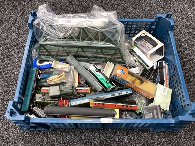 Lot 24 - N gauge including locomotives, rolling stock,...