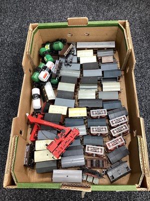 Lot 32 - OO gauge rolling stock, loose, playworn,...