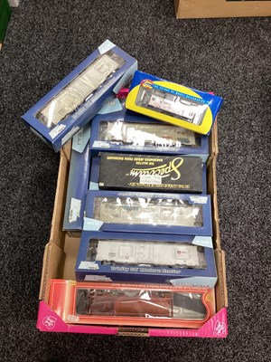 Lot 33 - HO gauge American outline rolling stock by...