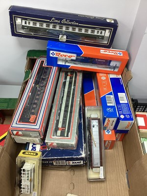 Lot 43 - HO gauge coaches and rolling stock by Roco,...