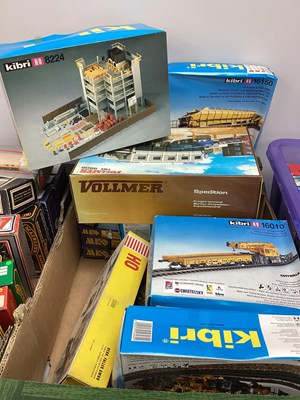 Lot 51 - HO gauge lineside kits by Kibri, Vollmermetc,...