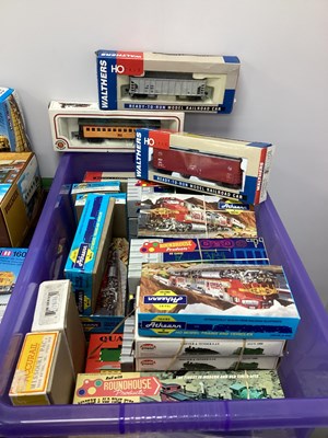 Lot 52 - HO scale rolling stock mainly American from...