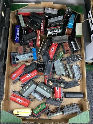 Lot 56 - OO gauge rolling stock, loose, playworn,...