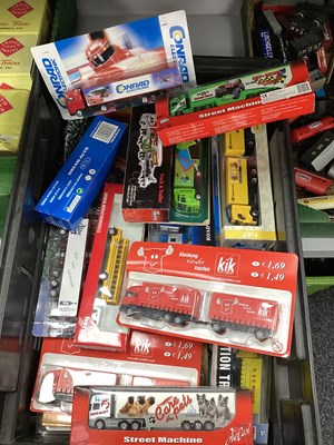 Lot 57 - 1:87 and similar metal and plastic trackside...