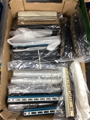 Lot 60 - OO gauge coaches, various makers, loose,...