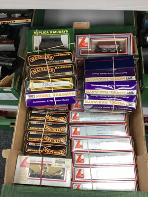 Lot 63 - OO gauge rolling stock from Mainline, Lima etc,...