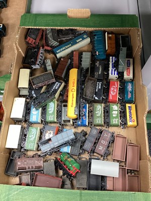 Lot 65 - OO gauge rolling stock, loose, playworn,...