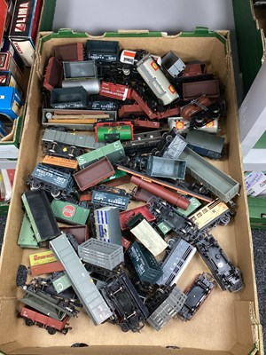 Lot 68 - OO gauge rolling stock, loose, playworn,...