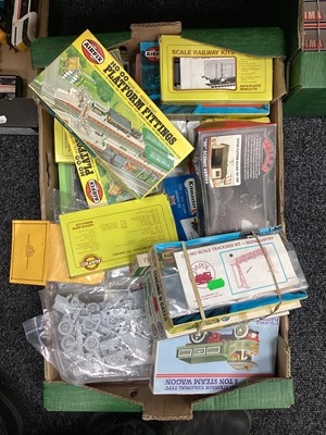 Lot 72 - HO/ OO kits from various makers, appear...