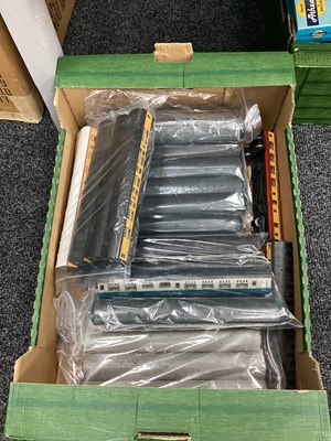 Lot 102 - OO gauge coaches, various makers, loose,...