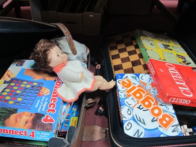 Lot 1122 - Vintage Games, Cluedo, Connect 4, Chess Set,...