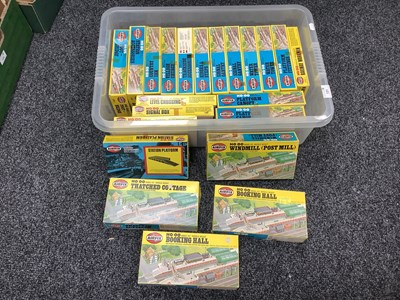 Lot 121 - Approximately Twenty HO/OO Gauge Lineside...
