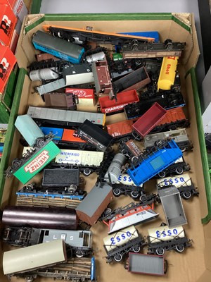 Lot 152 - OO gauge rolling stock, loose, playworn,...