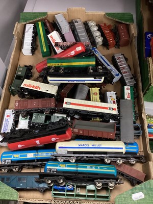 Lot 154 - OO gauge rolling stock, loose, playworn,...