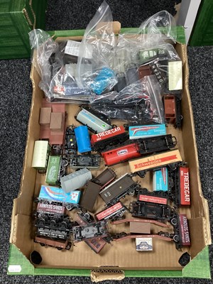 Lot 157 - OO gauge rolling stock, loose, playworn,...