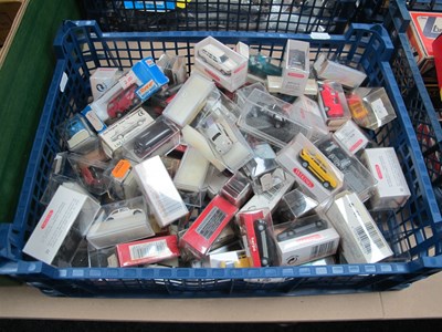 Lot 172 - A quantity of HO Scale plastic lineside...