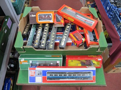 Lot 421 - Fifteen 'OO' Gauge/4mm Coaches (three loose,...