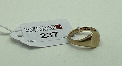 Lot 237 - A 9ct Gold Signet Ring, plain oval panel...