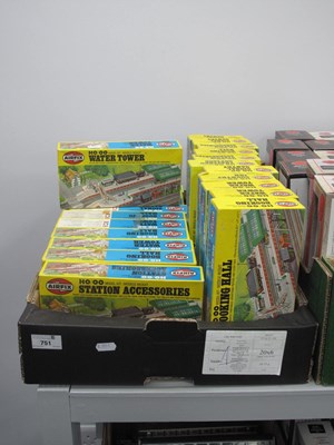 Lot 751 - Twenty Two OO/HO Plastic Model Lineside...