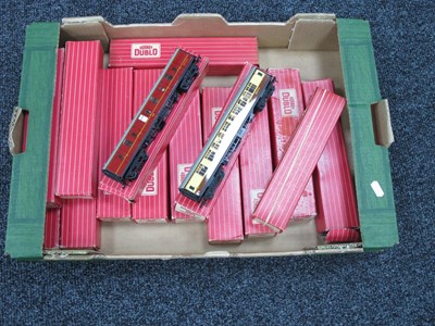 Lot 822 - Fifteen Hornby Dublo (2 Rail) OO Gauge Coaches,...