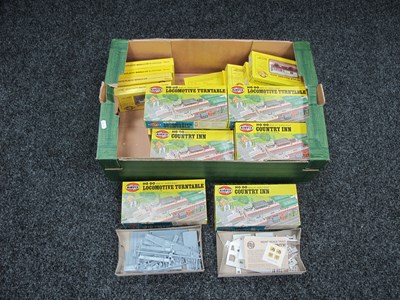 Lot 861 - Twenty Two OO/HO Scale Plastic Model Railway...