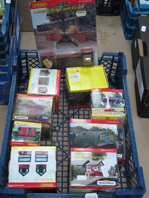 Lot 938 - Nine OO Scale Hornby Skaledale Lineside...