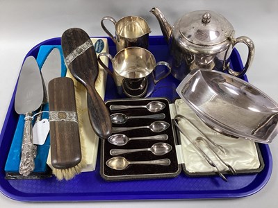 Lot 183 - Hallmarked Silver Handled Cake Slices, hotel...