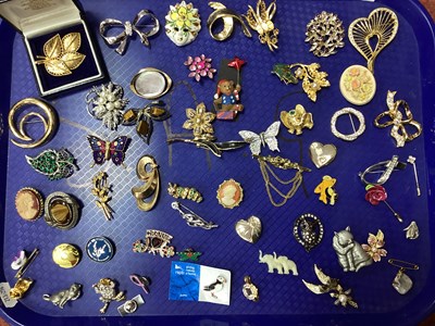 Lot 35 - An Assortment of Modern Brooches, to include...