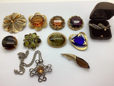 Lot 151 - A Collection of Brooches, to include agate...