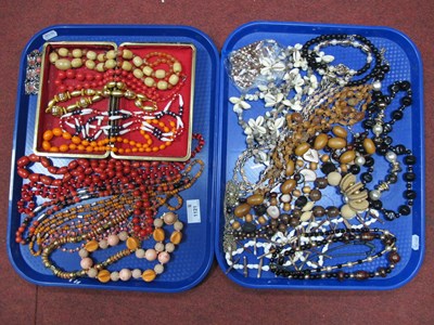Lot 1121 - An Assortment of Costume Jewellery, to include...