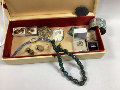 Lot 205 - An Assortment of Vintage and Later Jewellery,...